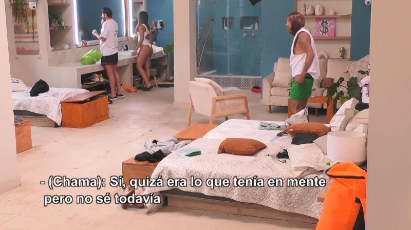 Chama está indecisa por su voto en Cara a Cara. Arturo Longton la convence de no votar por Shirley