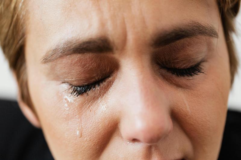 Mujer con lágrimas en los ojos. Créditos: Pexels.