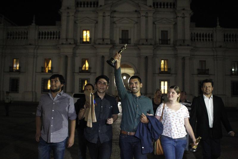 Creadores de "Historia de un oso" frente a La Moneda con el Premio Oscar. Créditos: Agencia Uno.