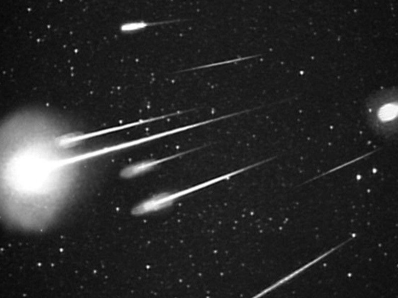 Una ráfaga de meteoros Leónidas de 1999 vista a 38.000 pies de altura desde la Leonid Multi Instrument Aircraft Campaign (Leonid MAC) con una cámara de 50 mm. Créditos: NASA/Ames Research Center/ISAS/Shinsuke Abe y Hajime Yan.