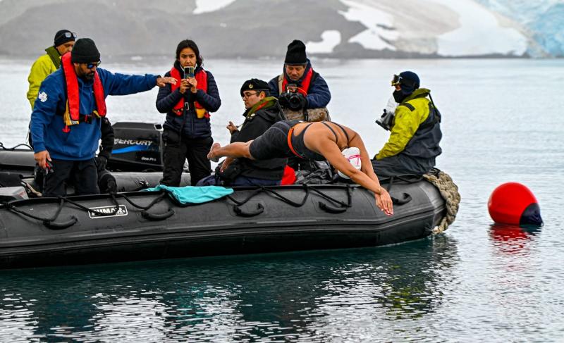 Foto de la nadadora Barbara Hernández, Récord Guinness por el nado más extenso realizado por una persona en el mundo en Antártica (2.5k) y otro, es el más extenso a nivel polar (considerando el Ártico).