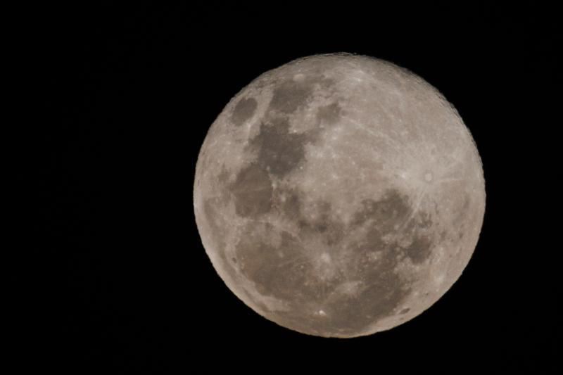 Superluna llena. Créditos: Aton.