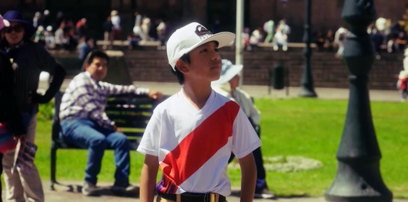 Pancho Saavedra realiza lindo gesto con niño de Perú.