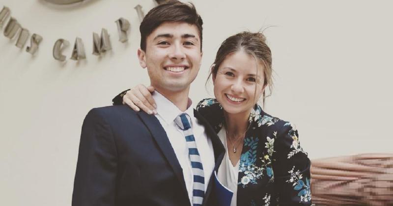El hijo mayor de Luis Jiménez acompañado de su madre