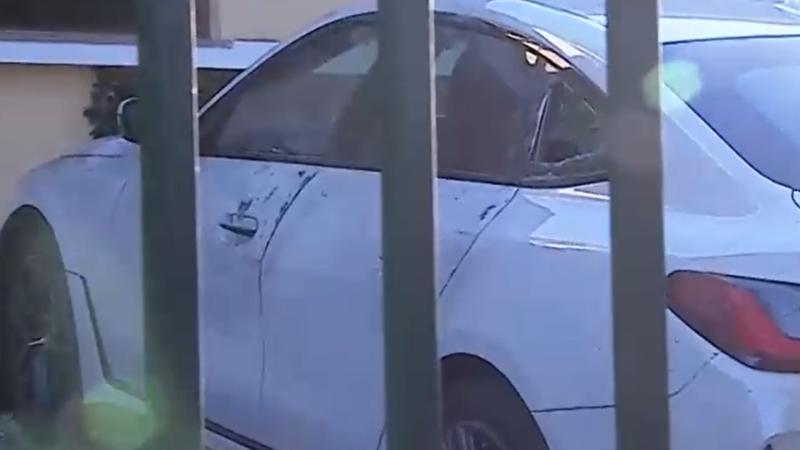 Así quedó el auto que de delincuentes quisieron robar tras dispararle a padre de familia en Peñalolén