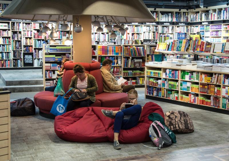 Personas leyendo en biblioteca. Créditos: Pexels.
