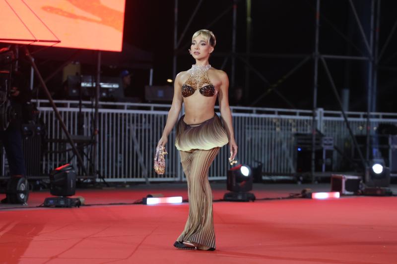 Princesa Alba en la Gala del Festival de Viña del Mar 2025 con un vestido inspirado en el digüeñe. Créditos: Agencia UNO.