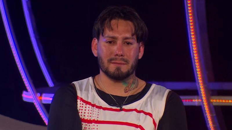 Dash se emocionó durante su salida de "Mundos Opuestos".