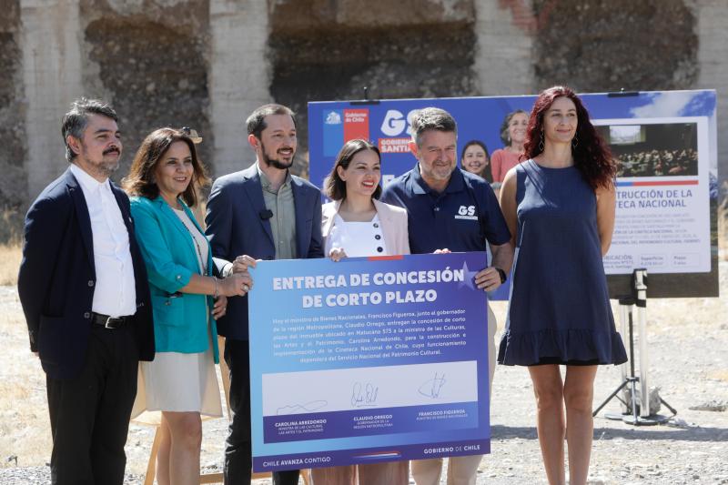 La ministra de las Culturas, las Artes y el Patrimonio, Carolina Arredondo, el ministro de Bienes Nacionales, Francisco Figueroa y el gobernador de Santiago, Claudio Orrego, participan de la entrega de concesión de corto plazo del terreno para la construcción e implementación de la Cineteca Nacional de Chile. Créditos: Agencia Uno