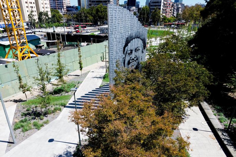 Monumento de Gabriela Mistral en Plaza Baquedano. Créditos: Agencia Uno.