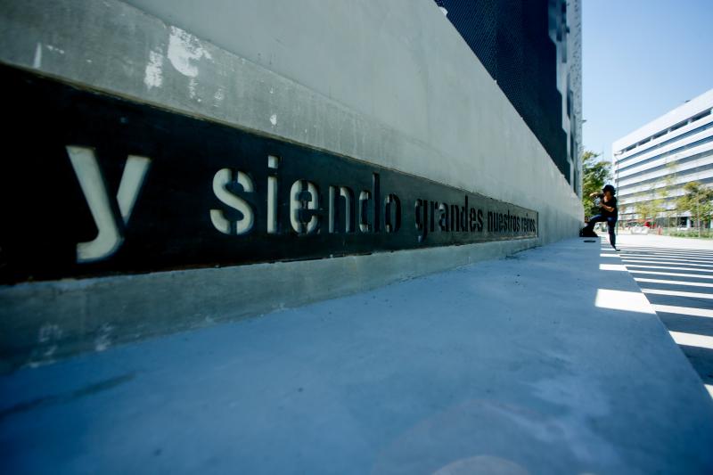Monumento de Gabriela Mistral con grabado de poema "Todas íbamos a ser reinas". Créditos: Agencia Uno.