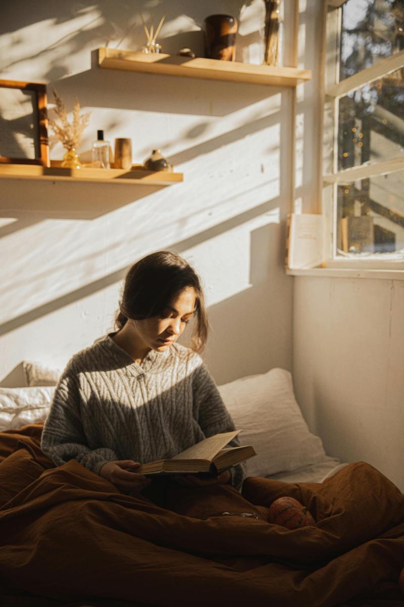 Este 8M Buscalibre recomienda libros de varias autoras chilenas. Créditos: Pexels.