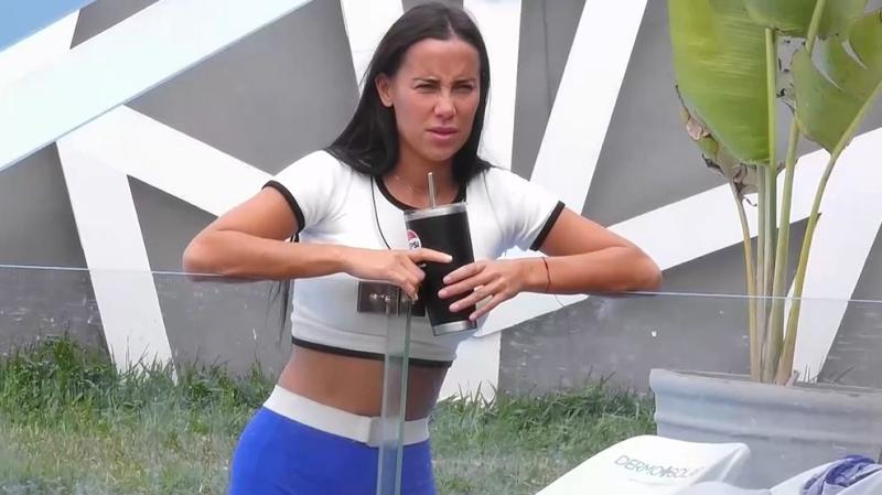 Jota quiere pedirle pololeo a Cyntia afuera del encierro.