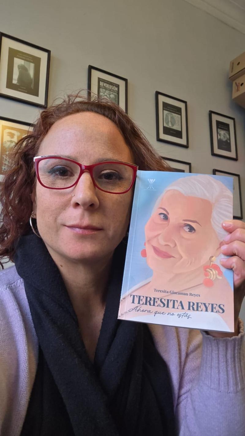Hija de Teresita Reyes publica libro sobre su madre.