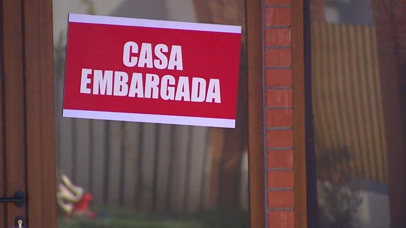 Charly embargó dos casas de Vecinos al límite