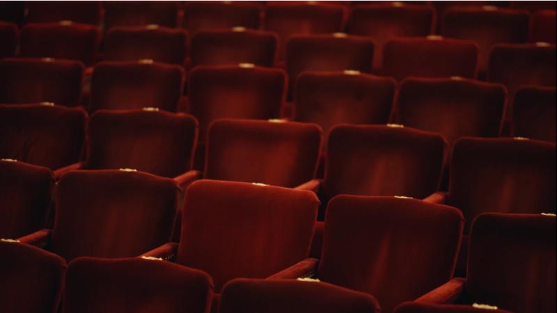 "Teatro Abierto" llega a 13C: una mirada íntima a los artistas y oficios que dan vida al Teatro Municipal de Santiago.