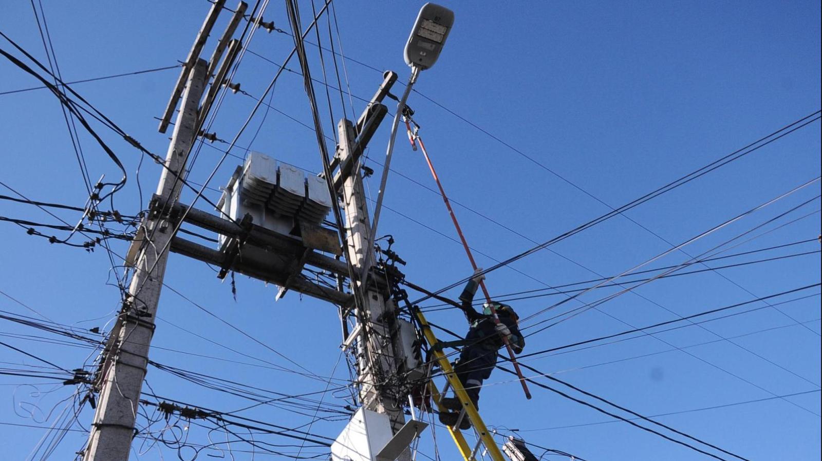 Confirman corte de luz en 5 comunas de la RM este sábado 11 y domingo 12 de abril