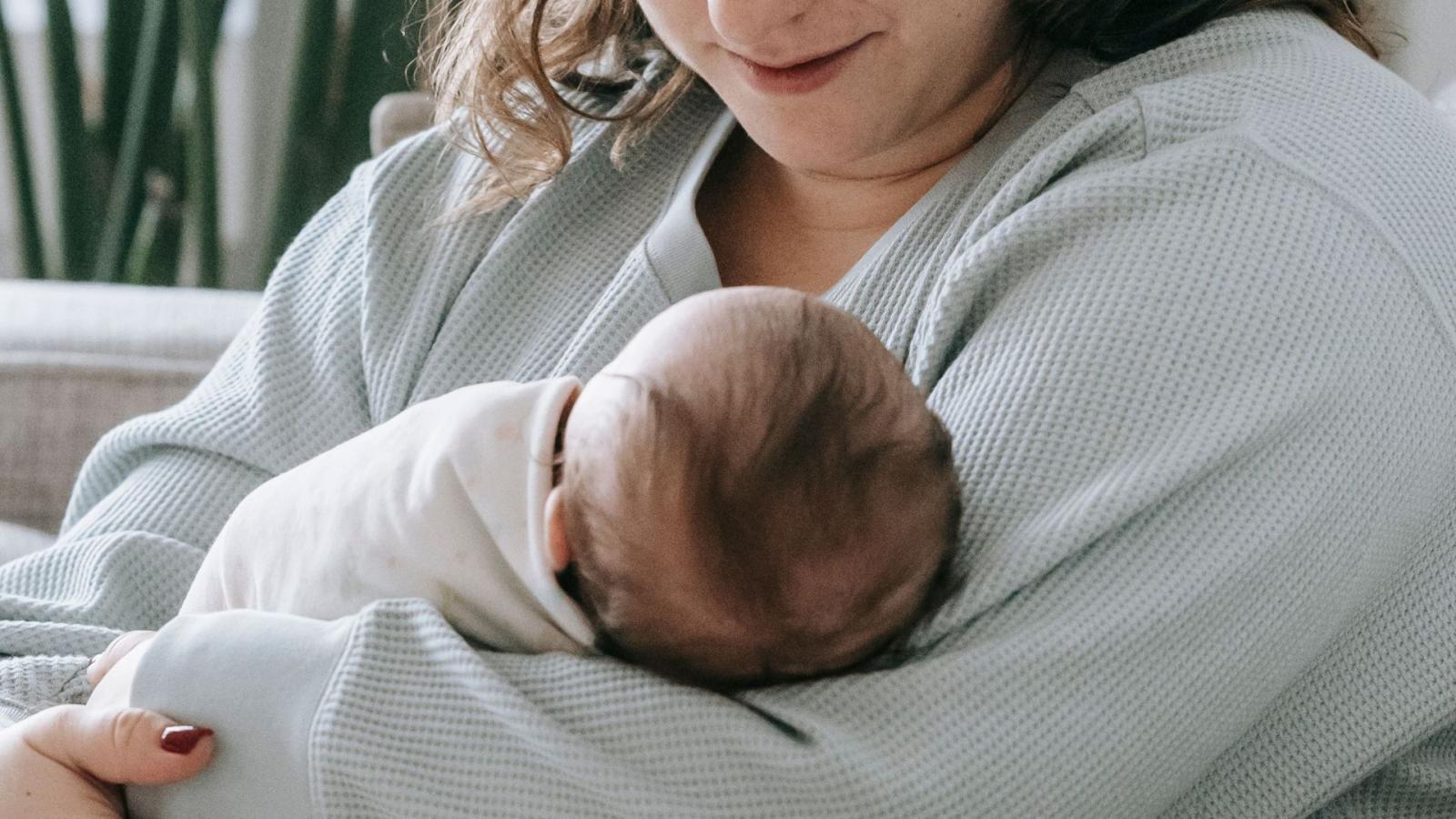 Buscan voluntarios para abrazar bebés - Créditos: Pexels