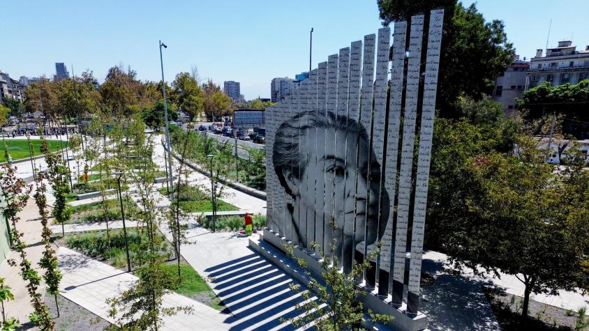 Monumento de Gabriela Mistral en Plaza Baquedano. Créditos: Agencia Uno. 