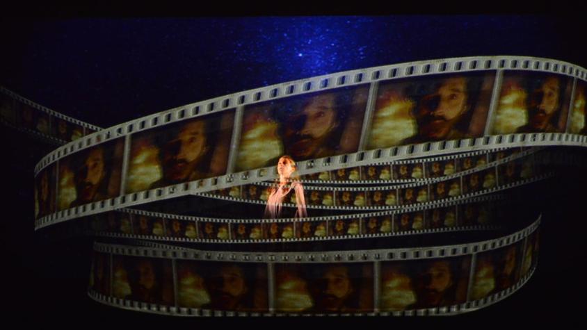Escena de la obra La contadora de películas: Teatro CA660 y Fundación CorpArtes. 