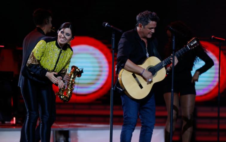 Los mejores memes que generó la criticada actuación de Javiera Mena