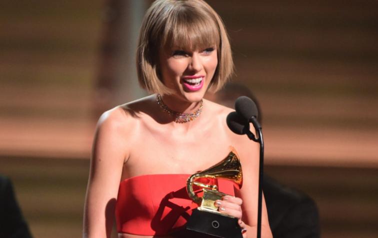Pose de Taylor Swift en backstage de los Grammy genera divertidos memes