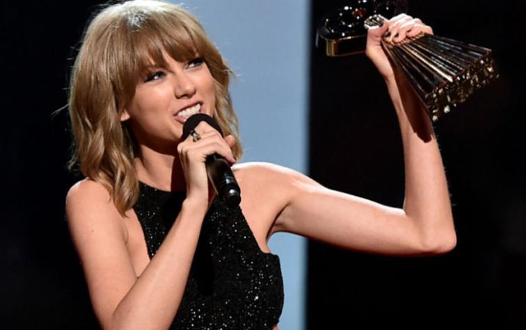 Taylor Swift aplaude tímidamente presentación de Justin Bieber