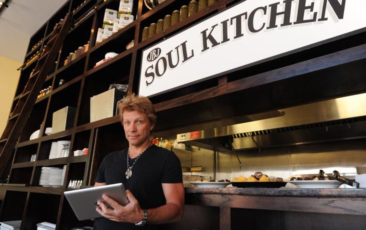 Bon Jovi abre restoranes para personas de escasos recursos 