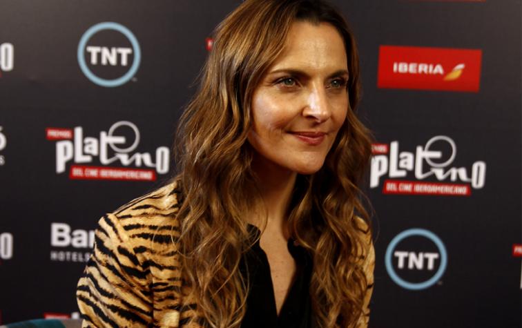Antonia Zegers asiste a los Premios Platino con Gepe