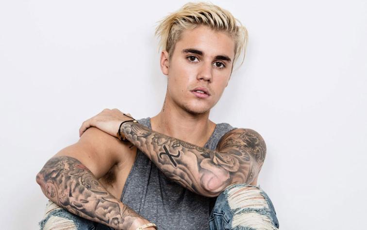 Justin Bieber se lanza al agua en calzoncillos blancos