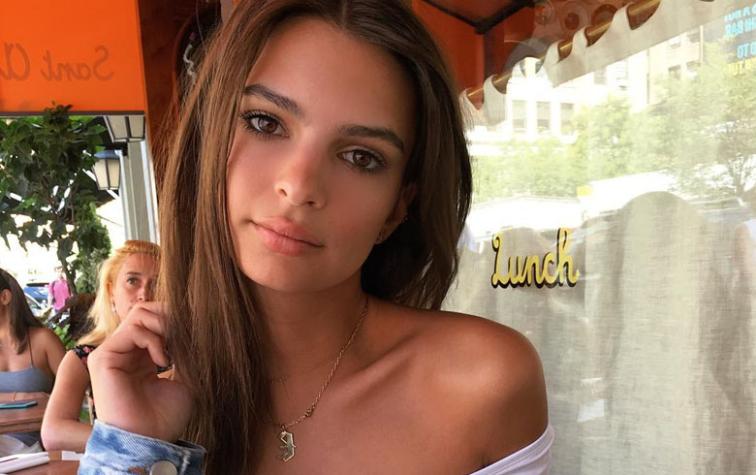 Emily Ratajkowski sorprende en Milan con el torso al aire 