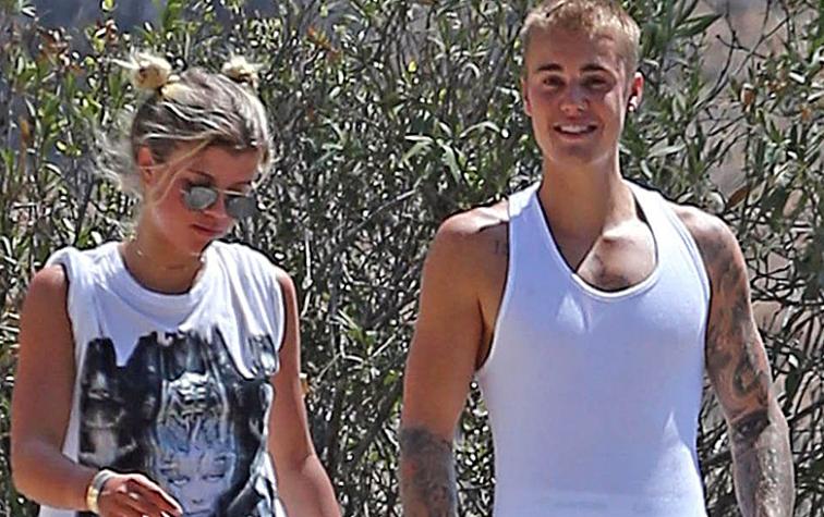 Justin Bieber pasa plancha con tarjeta de crédito y fan paga su compra 