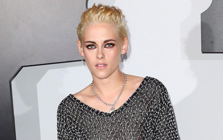 Kristen Stewart se lució con un blazer como vestido