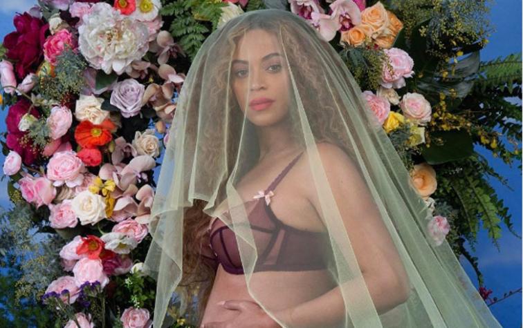 Beyoncé expone su embarazo totalmente desnuda