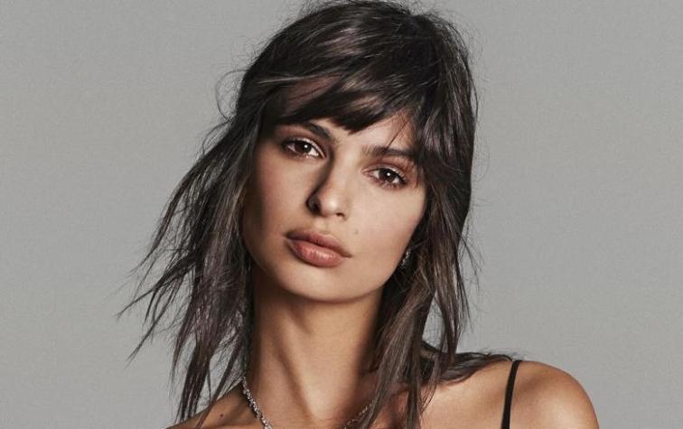 Emily Ratajkowski luce un traje de dos piezas con sostén deportivo