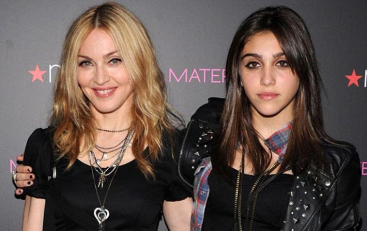 Hija de Madonna es paparazzeada en bikini y con axilas sin depilar