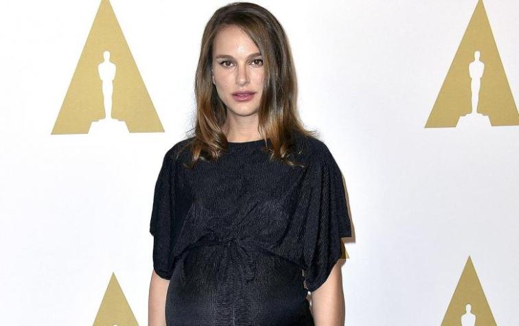 Natalie Portman sorprende en vestido strapless tras ser madre