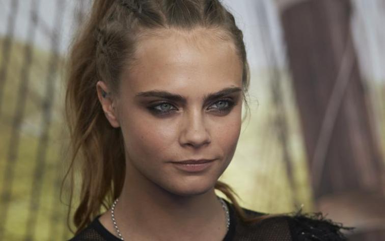 Cara Delevingne se pintó la cabeza plateada para la gala del MET