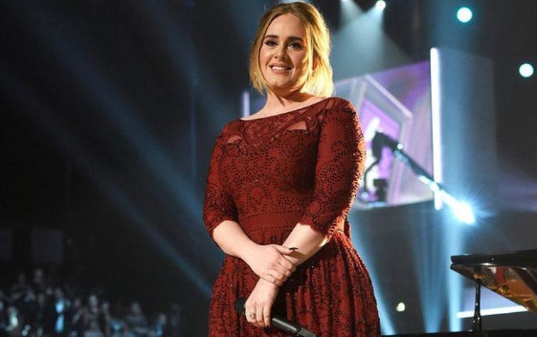 Adele celebró su 29 años de edad con un rostro irreconocible