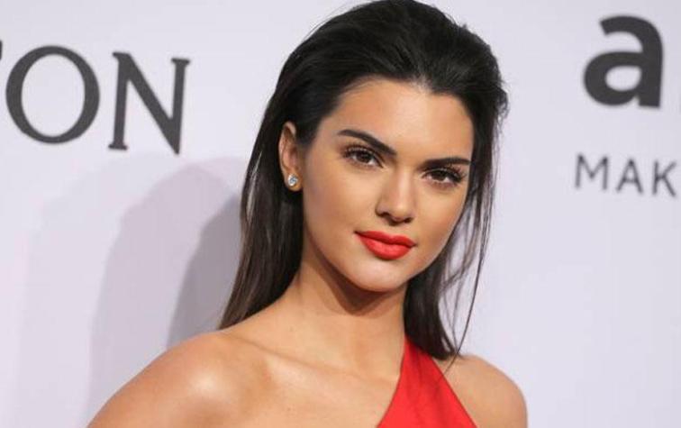 Kendall Jenner mezcla denim con pelos