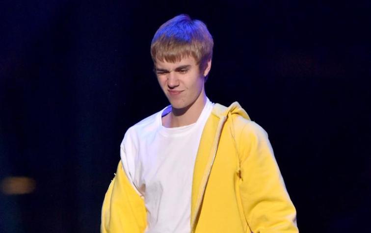 A Justin Bieber le lanzaron un objeto del público por no cantar “Despacito”