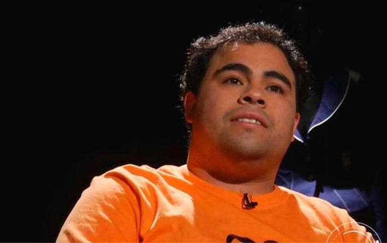 Juan Pablo Álvarez trabaja de corpóreo para pagar deuda por estafa 
