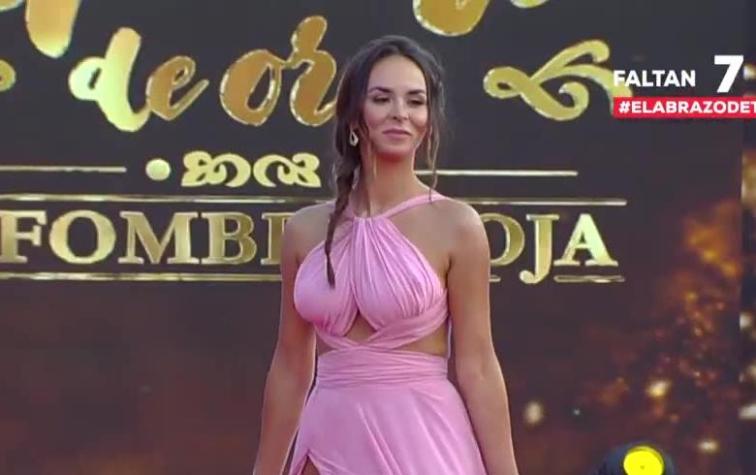 Jhendelyn Nuñez  se atrevió con el color del momento en la alfombra roja del Copihue de Oro