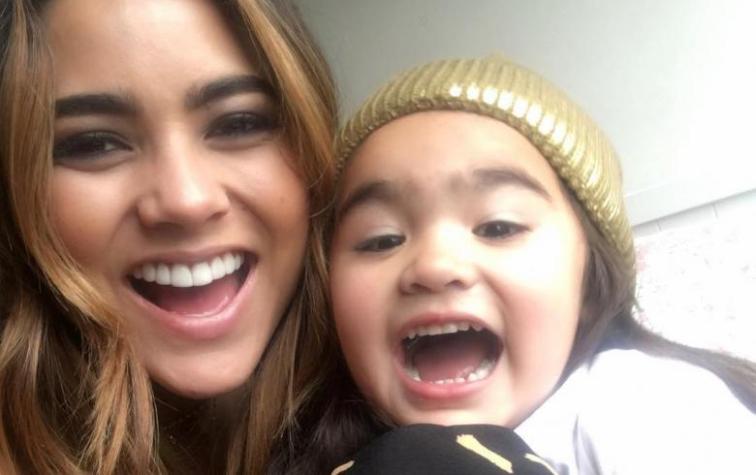 Camila Recabarren posa en bikini junto a su pequeña hija