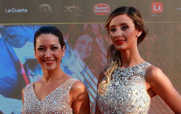 Yuli Cagna y "Monti" llegaron vestidas iguales al Copihue de Oro
