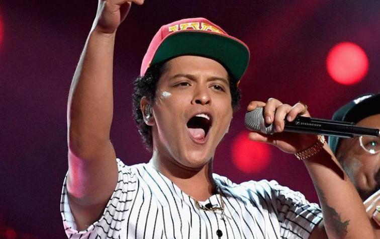 Con show pirotécnico Bruno Mars conquistó a sus “pololas” en el Estadio Nacional