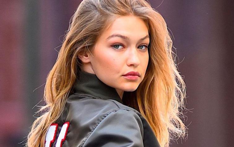 Gigi Hadid luce sus pelos en la axila para calendario de adviento 