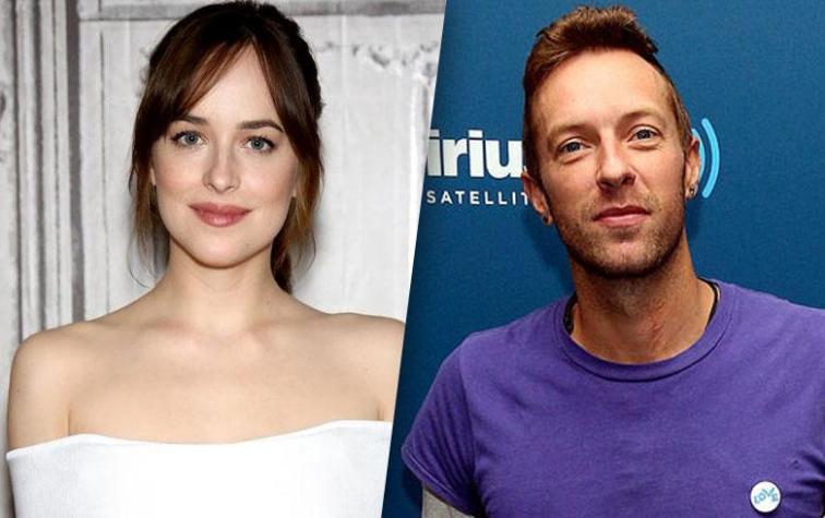 Dakota Johnson y Chris Martin no se esconden y regalonean juntos