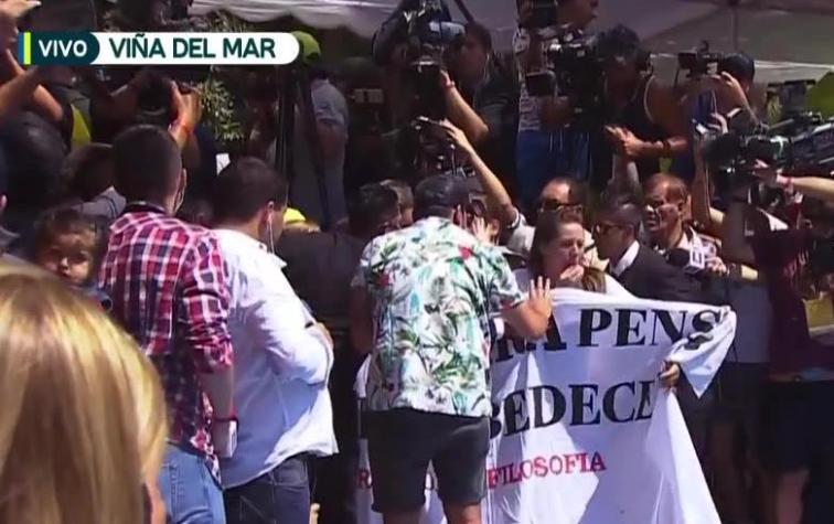 Protestantes irrumpen piscinazo de los Reyes de Viña