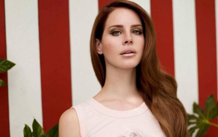 Lana Del Rey cantó con sus fanáticos en un karaoke